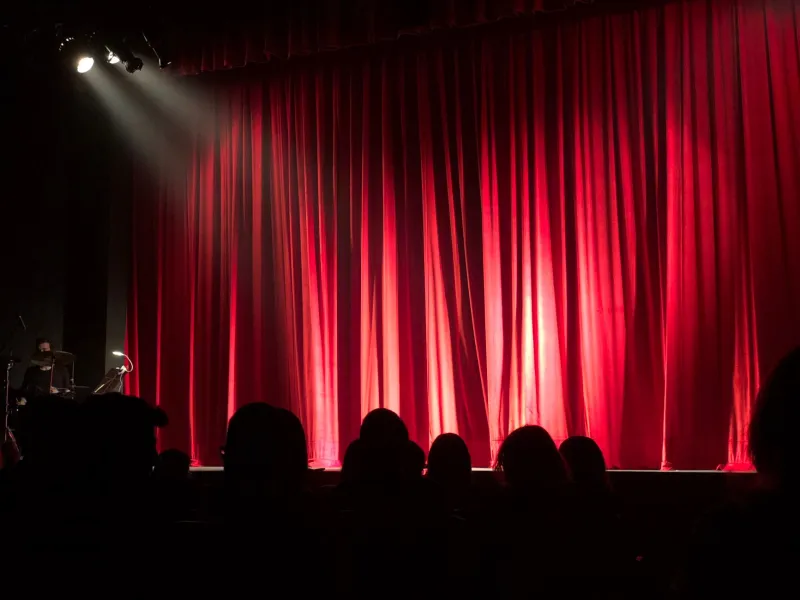 When the Bow Becomes the Story: What the Curtain Call Tells Us About Why Live Theater Still Matters